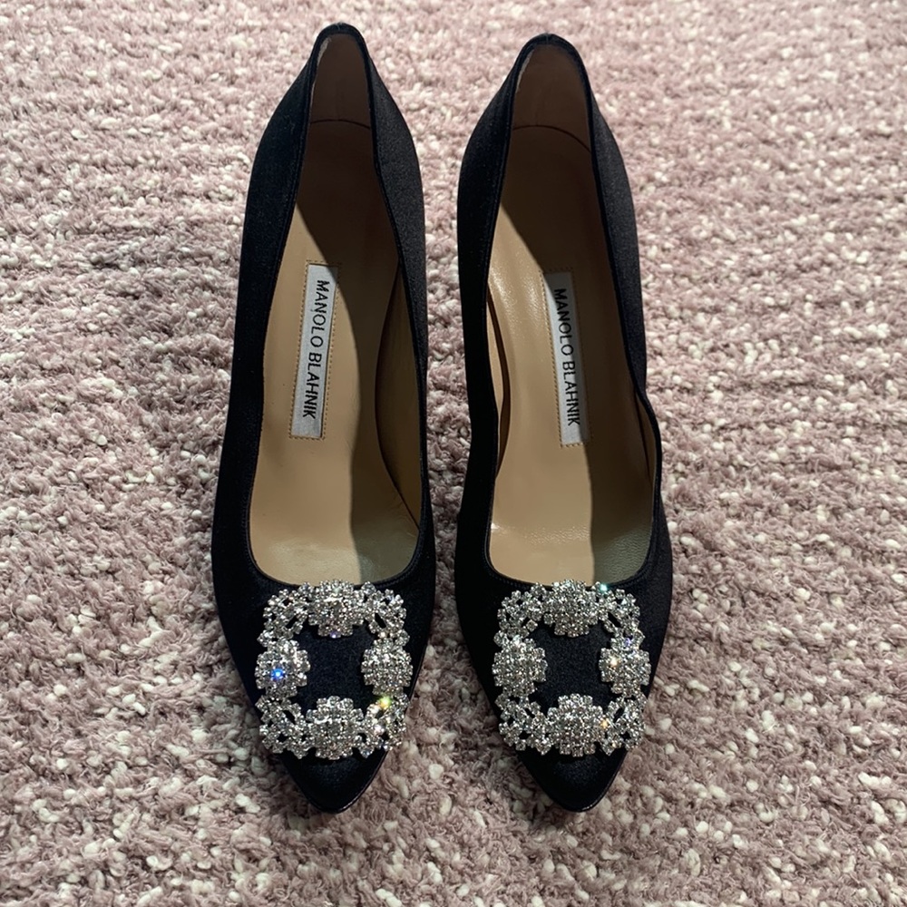 MANOLO BLAHNIK
Hangisi 70mm Pump - Picture 3 of 15
